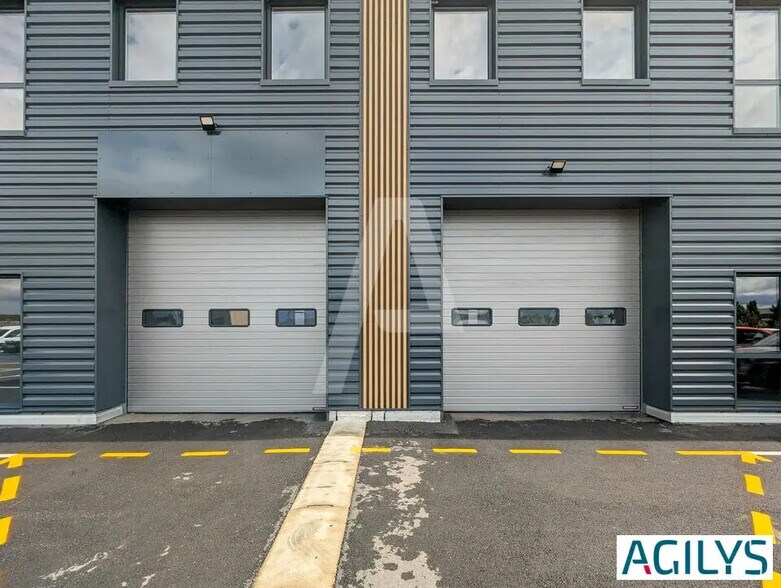 Local d’activités dans Élancourt à louer - Photo de l’immeuble – Image 2 sur 11