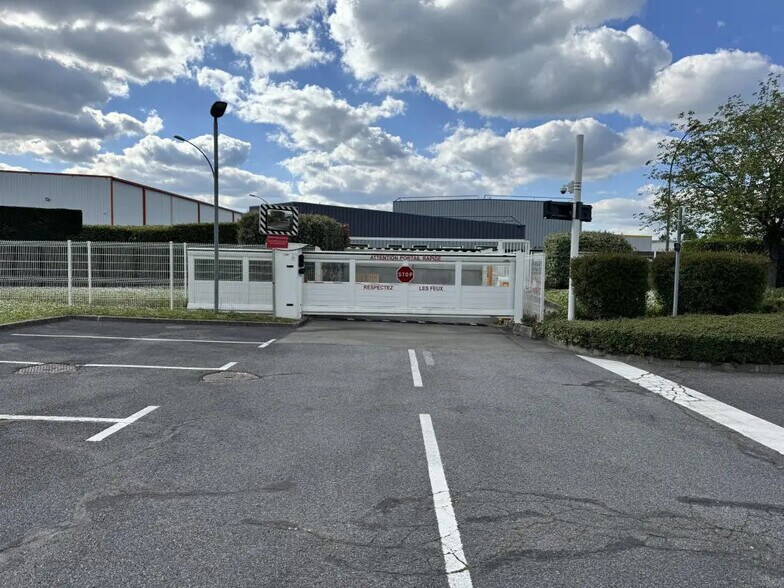 Local d’activités dans Sartrouville à louer - Photo principale – Image 2 sur 3