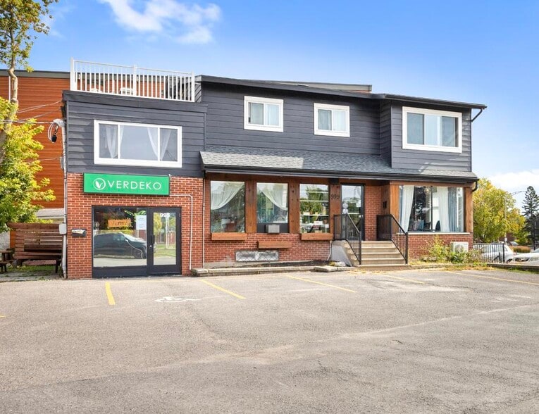 1001 Blvd Grand, Chambly, QC à louer - Photo principale – Image 1 sur 6