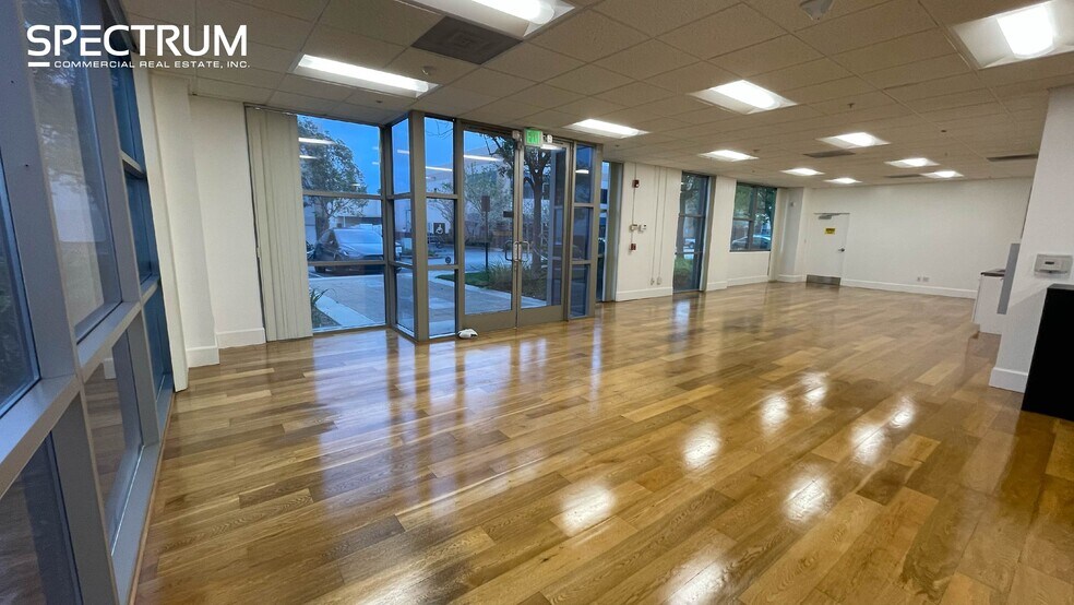 7691 N San Fernando Rd, Burbank, CA à louer - Photo intérieure – Image 3 sur 11