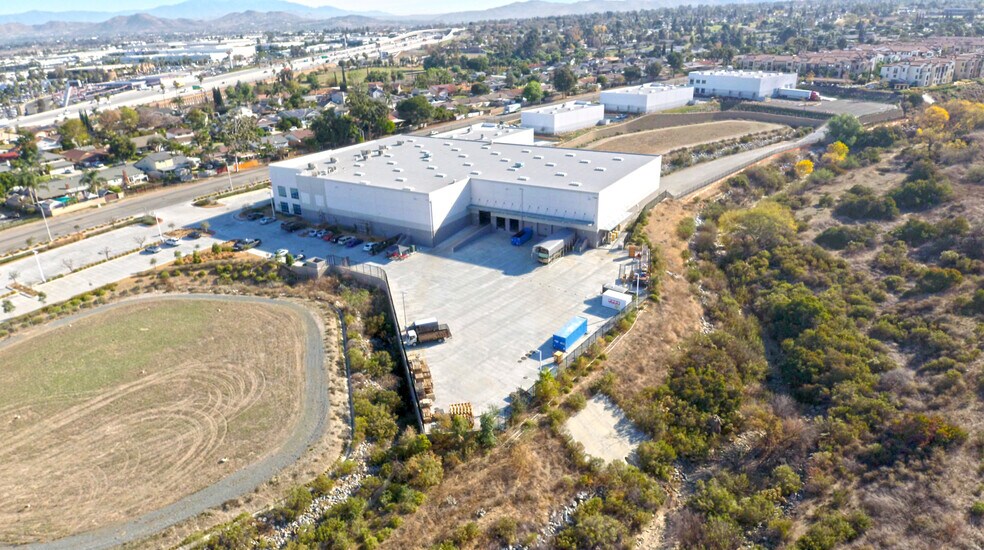 2620 Palisades Dr, Corona, CA à louer - Photo de l’immeuble – Image 3 sur 9