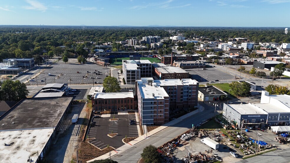 121 Virginia Place, High Point, NC à louer - Photo de l’immeuble – Image 3 sur 6