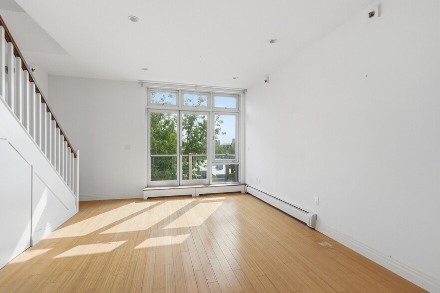 146 Diamond St, Brooklyn, NY à vendre - Photo intérieure – Image 2 sur 10