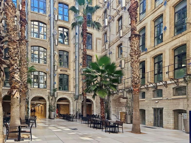 10 Place De La Joliette, Marseille à louer - Photo de l’immeuble – Image 2 sur 25