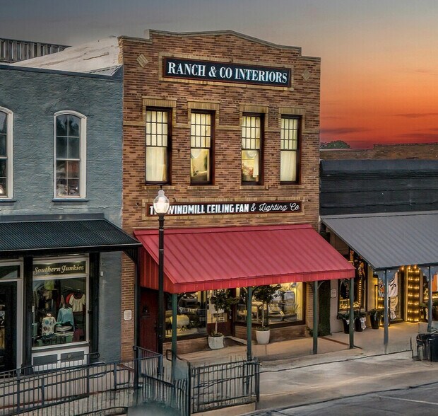 106 W Main St, Pilot Point, TX à vendre - Photo de l’immeuble – Image 1 sur 95