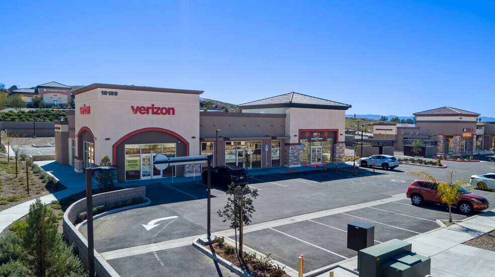 18189 Van Buren Blvd, Riverside, CA à louer - Photo de l’immeuble – Image 2 sur 3