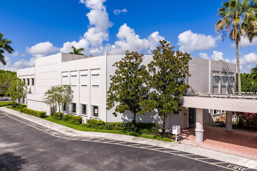 1455 N Park Dr, Weston, FL à vendre - Photo principale – Image 1 sur 4