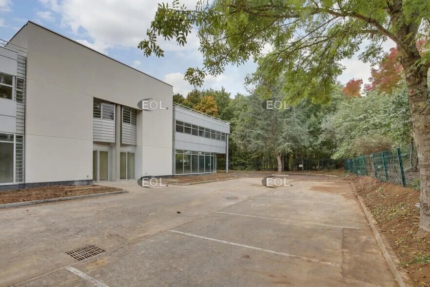 Local d’activités dans Tremblay-en-France à louer - Photo de l’immeuble – Image 1 sur 4