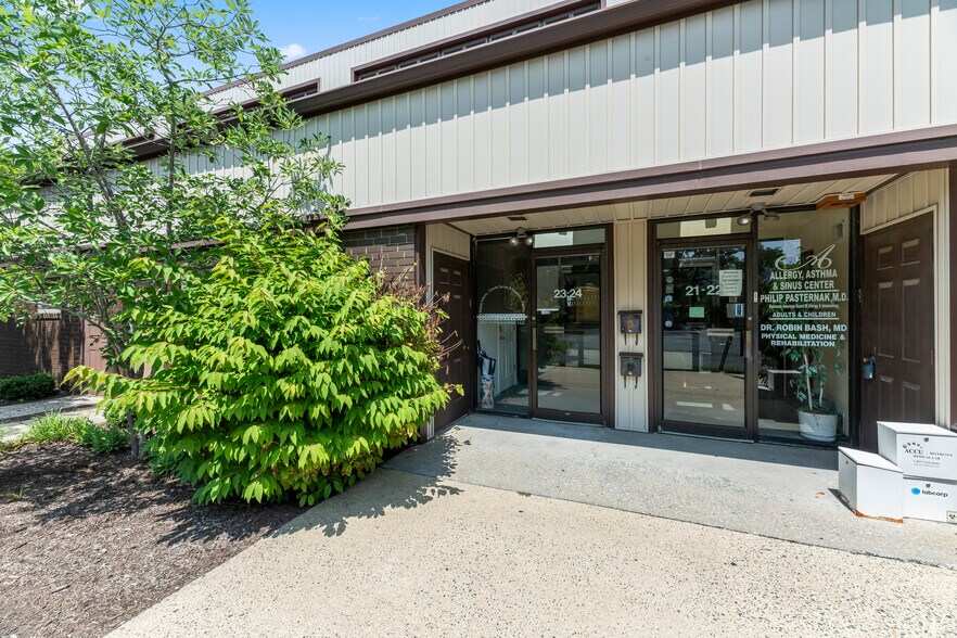 23-24 Brunswick Woods Drive, East Brunswick, NJ à louer - Photo de l’immeuble – Image 2 sur 10