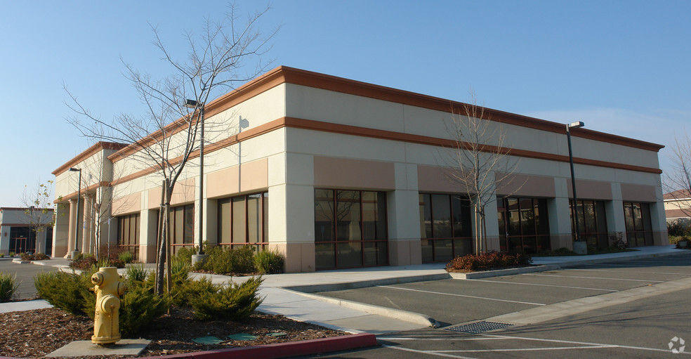 2208 Plaza Dr, Rocklin, CA à louer - Photo de l’immeuble – Image 3 sur 9