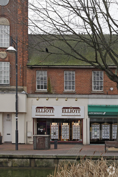 129-133 The Parade, Watford portefeuille de 3 biens à vendre sur LoopNet.fr - Photo principale – Image 3 sur 3