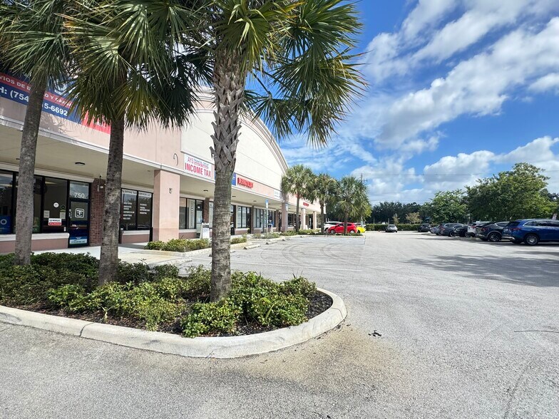 8053 W Oakland Park Blvd, Sunrise, FL à louer - Photo de l’immeuble – Image 2 sur 9