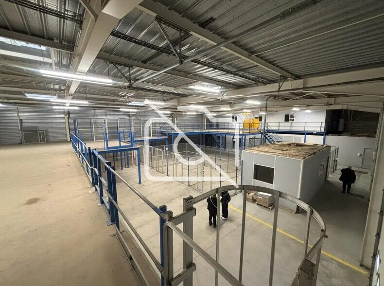 Local d’activités dans Coignières à louer - Photo de l’immeuble – Image 3 sur 16