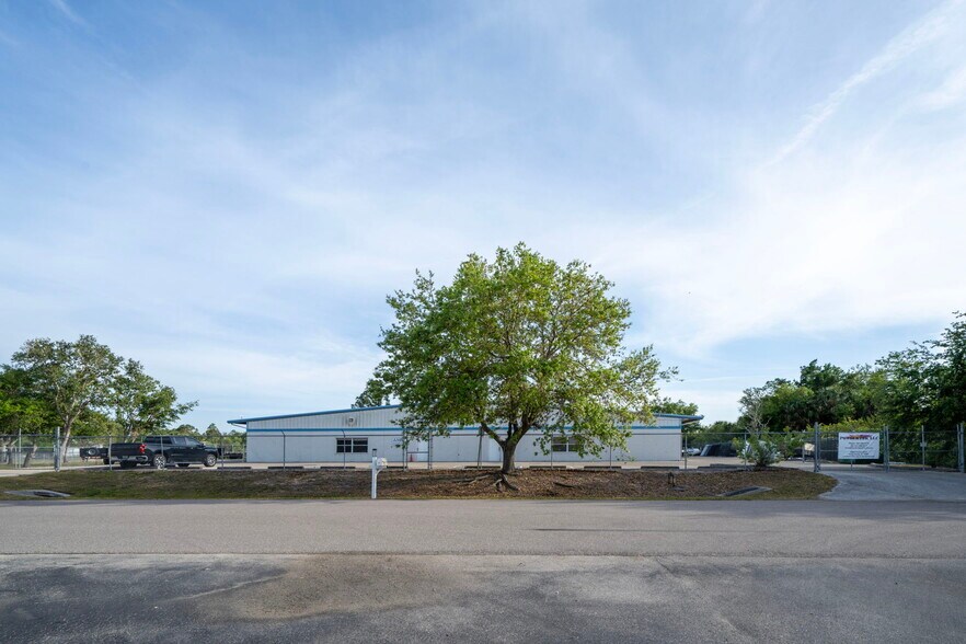 25451 Fortran Rd, Punta Gorda, FL à vendre - Photo de l’immeuble – Image 2 sur 45