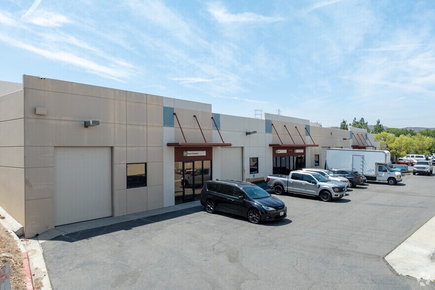 26450 Ruether Ave, Santa Clarita, CA à louer - Photo de l’immeuble – Image 2 sur 6