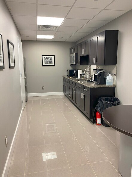 1111 Broadhollow Rd, Farmingdale, NY à louer - Photo intérieure – Image 2 sur 8