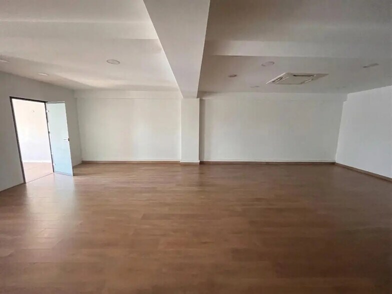 Bureau dans Ollioules à vendre - Photo de l’immeuble – Image 2 sur 9