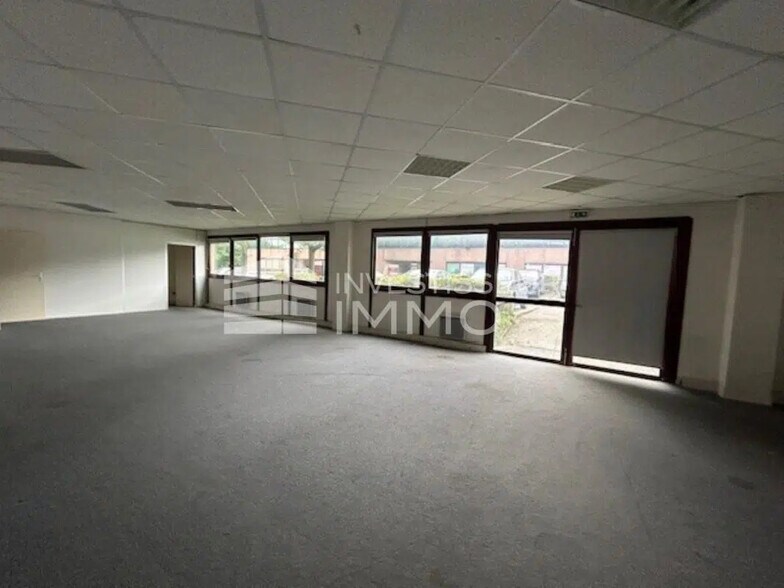 Bureau dans Champs-sur-Marne à louer - Photo de l’immeuble – Image 1 sur 4