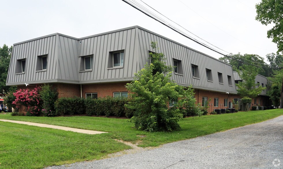 18401-18403 Woodfield Rd, Gaithersburg, MD à louer - Photo de l’immeuble – Image 2 sur 11