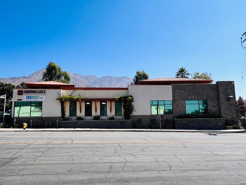 2693 E Washington Blvd, Pasadena, CA à louer - Photo de l’immeuble – Image 2 sur 46