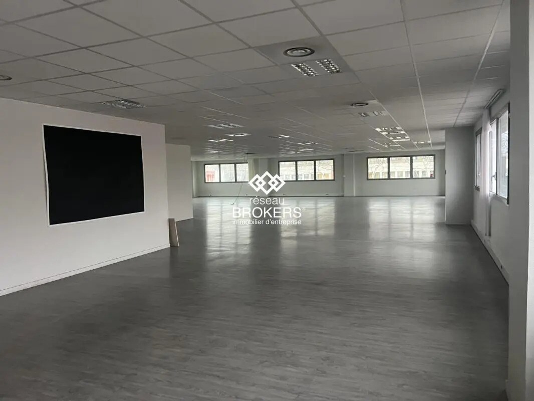 Bureau dans Saint-Priest à louer Photo de l’immeuble– Image 1 sur 5