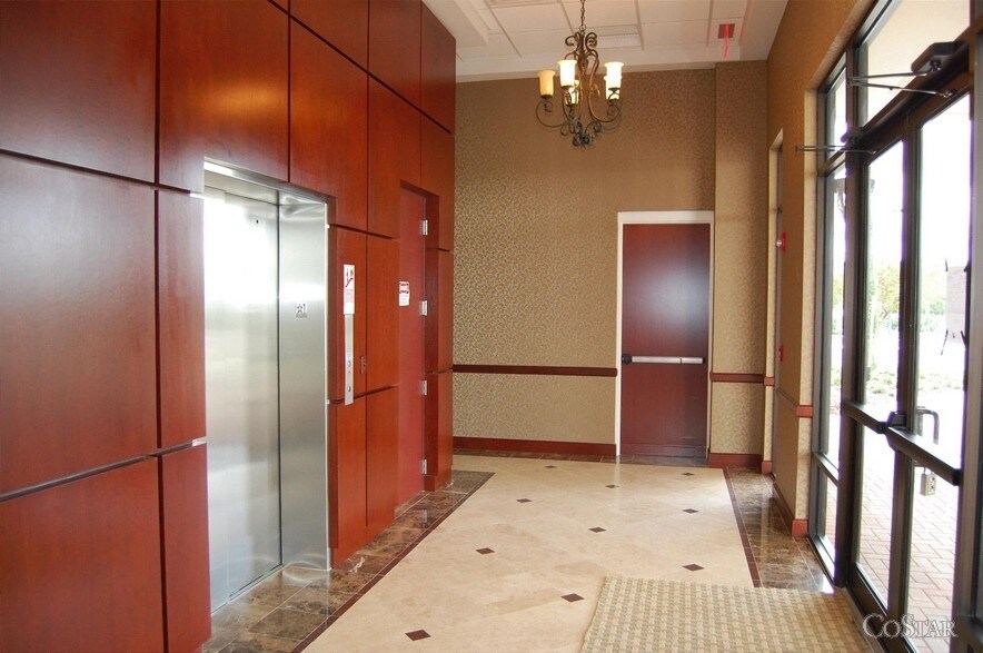 5749 Westgate Dr, Orlando, FL à louer - Photo de l’immeuble – Image 2 sur 4