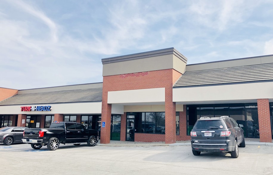 746-802 W 40 Hwy, Blue Springs, MO à louer - Photo de l’immeuble – Image 1 sur 6