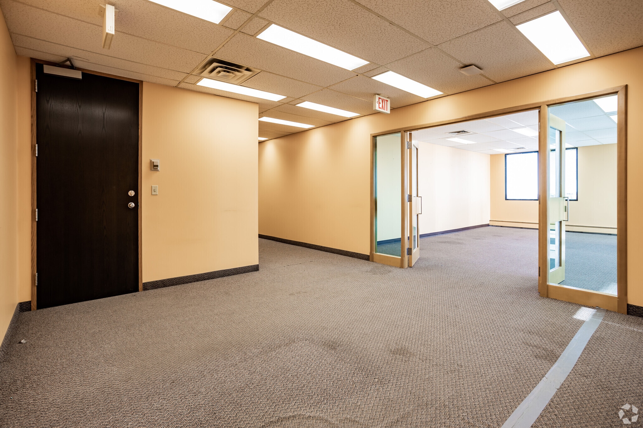 5920 & 5940 Macleod Trl SW, Calgary, AB à louer Photo de l’immeuble– Image 1 sur 10