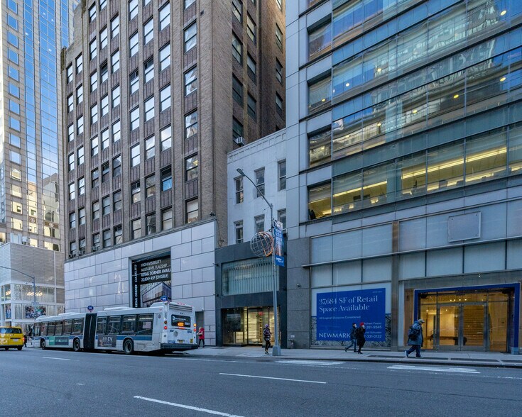 730 Lexington Ave, New York, NY à louer - Photo de l’immeuble – Image 2 sur 7