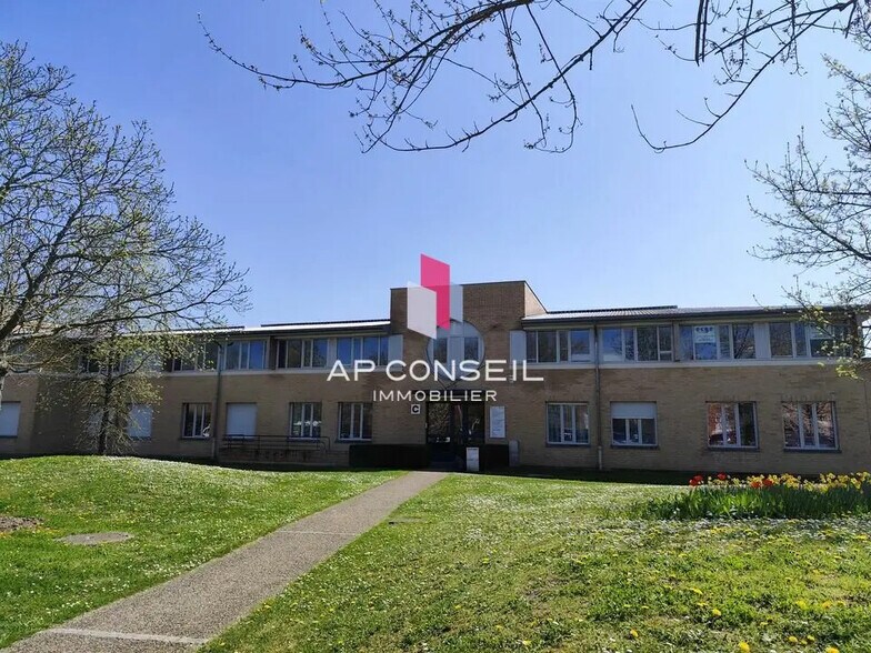 Bureau dans Voisins-le-Bretonneux à vendre - Photo de l’immeuble – Image 1 sur 5