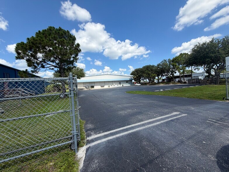 3520 Old Metro Pky, Fort Myers, FL à louer - Photo de l’immeuble – Image 2 sur 8