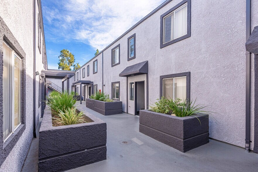7249 Baird Ave, Reseda, CA à vendre - Photo de l’immeuble – Image 3 sur 9