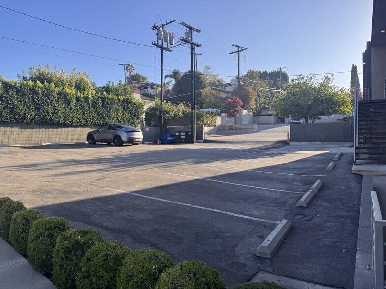 1451 Chevy Chase Dr, Glendale, CA à louer - Photo de l’immeuble – Image 3 sur 11
