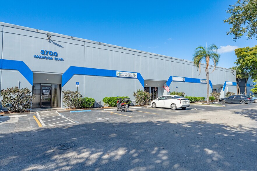 3650 Hacienda Blvd, Davie, FL à louer - Photo de l’immeuble – Image 2 sur 5