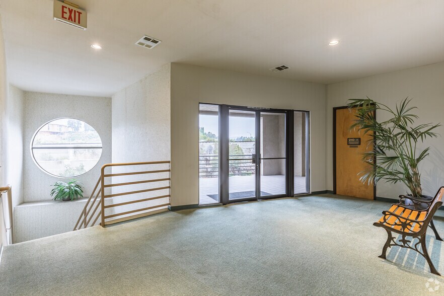 5360 Jackson Dr, La Mesa, CA à louer - Photo intérieure – Image 2 sur 13