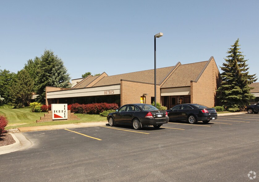 10315 E Grand River Ave, Brighton, MI à louer - Photo principale – Image 1 sur 3