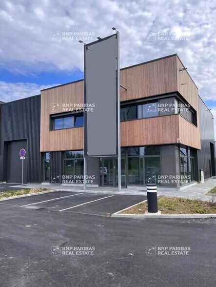 Local d’activités dans LA CHAPELLE-D'ARMENTIERES à louer - Photo de l’immeuble – Image 1 sur 4