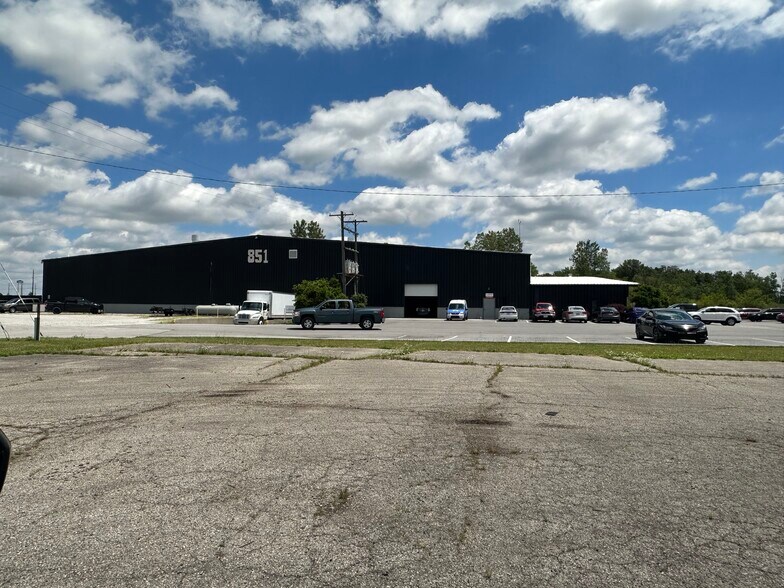 851 Industrial Dr, Wapakoneta, OH à louer - Photo de l’immeuble – Image 2 sur 7