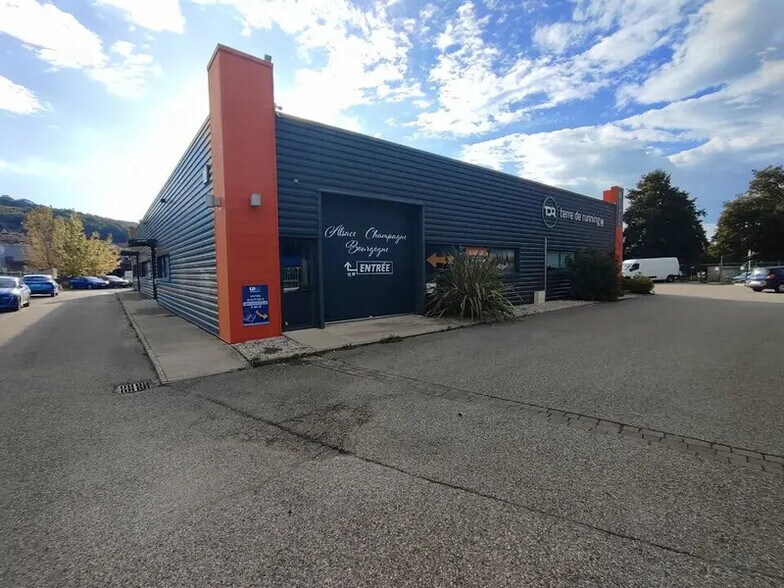 Local commercial dans Bourgoin-Jallieu à louer - Photo de l’immeuble – Image 1 sur 5