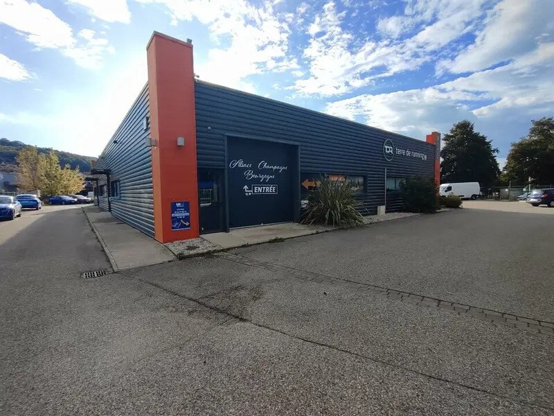 Local commercial dans Bourgoin-Jallieu à louer Photo de l’immeuble– Image 1 sur 6