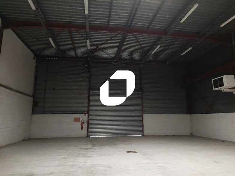 Local d’activités dans Coignières à louer - Photo de l’immeuble – Image 2 sur 11