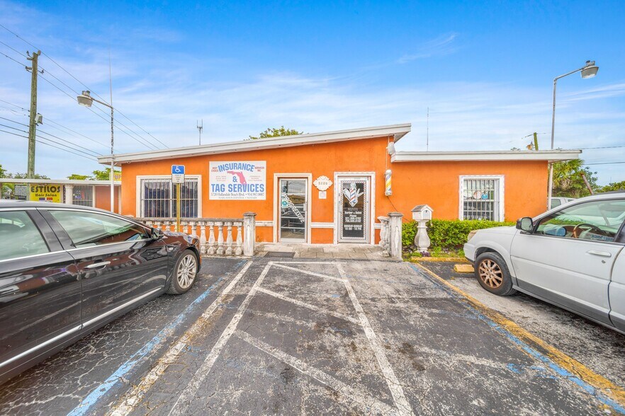 5720 Hallandale Beach Blvd, West Park, FL à vendre - Photo principale – Image 1 sur 30