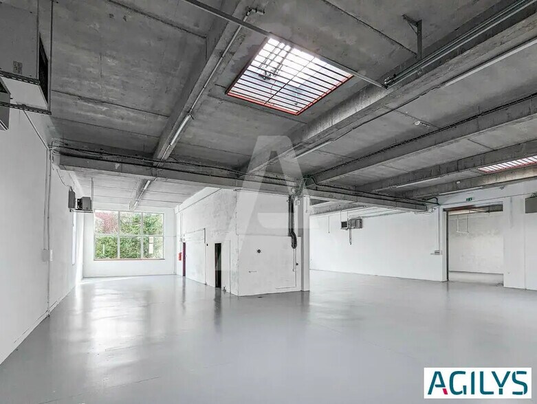 Local d’activités dans La Verrière à louer - Photo de l’immeuble – Image 3 sur 12