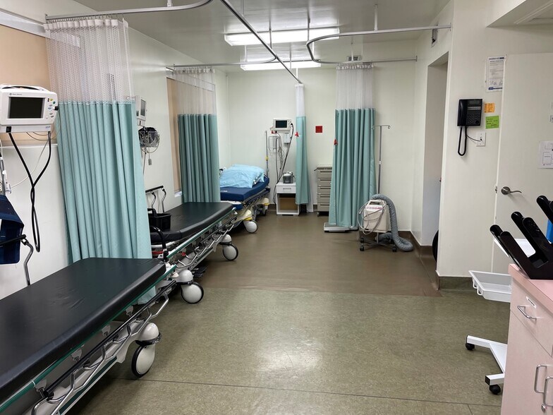 10866 Riverside Dr, North Hollywood, CA à louer - Photo principale – Image 1 sur 32