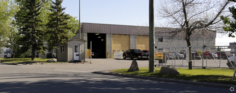 7730 46th St SE, Calgary, AB à vendre - Photo de l’immeuble – Image 3 sur 4