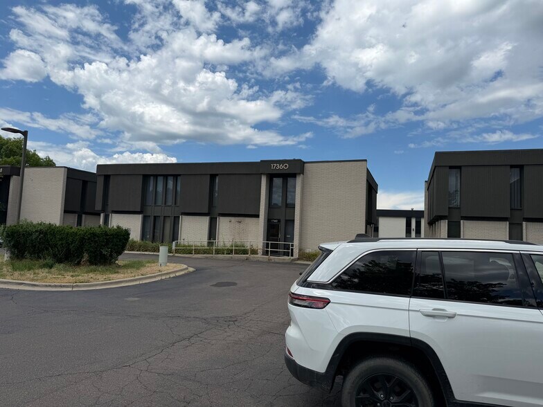 17320 W 12 Mile Rd, Southfield, MI à louer - Photo de l’immeuble – Image 3 sur 14