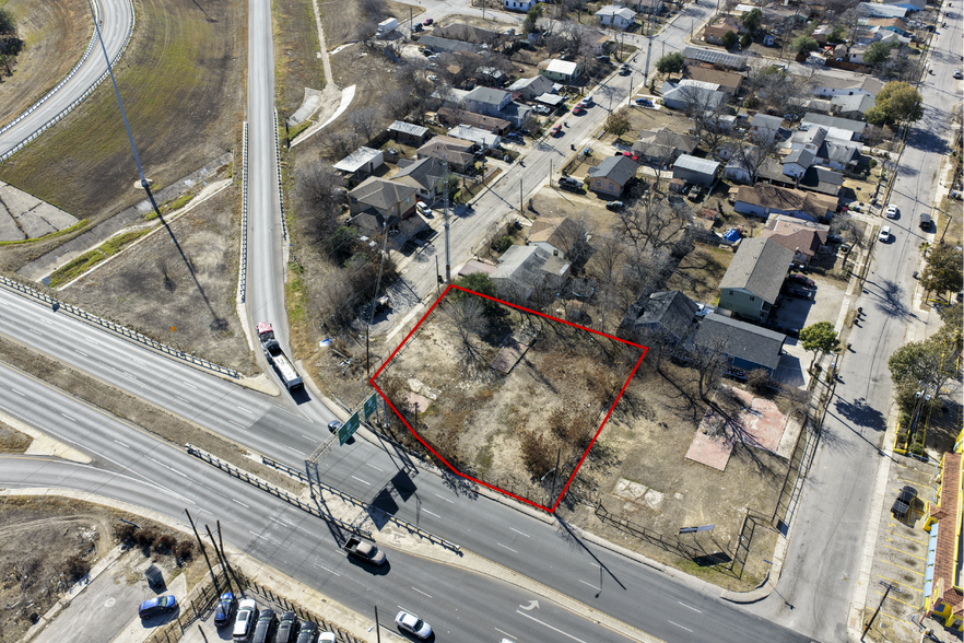 1351 S General McMullen Dr, San Antonio, TX à vendre - Photo de l’immeuble – Image 2 sur 6