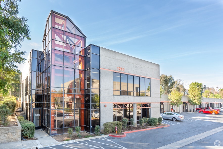 1750 California Ave, Corona, CA à louer - Photo principale – Image 1 sur 13