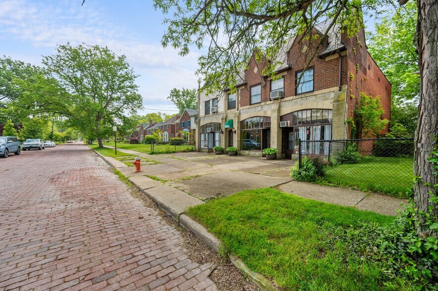 16903 Fischer Rd, Cleveland, OH à vendre - Photo de l’immeuble – Image 2 sur 53