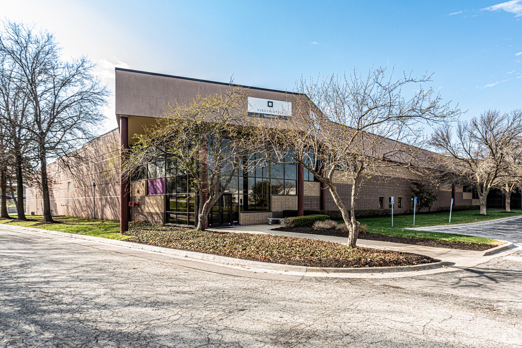 9755-9771 Commerce Pky, Lenexa, KS à louer Photo de l’immeuble– Image 1 sur 8